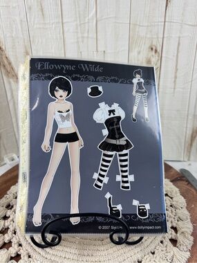 Ellowyne Wilde and more Paper Dolls Set - seven different Dolls.